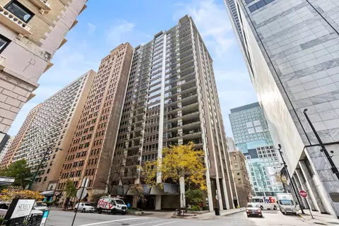 201 E Chestnut St #16F, Chicago, IL 60611