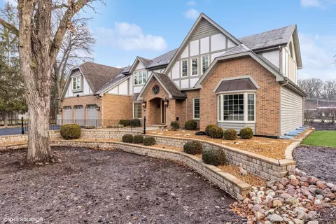 61 Timber Ct, Oak Brook, IL 60523