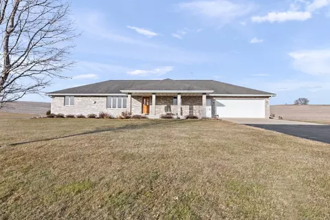 2188 W Cedarville Rd, Freeport, IL 61032