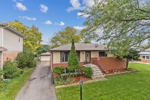 10555 S Michael Dr, Palos Hills, IL 60465