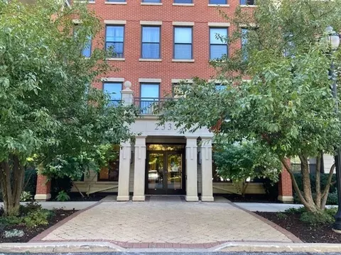 2335 W Belle Plaine Ave #213, Chicago, IL 60618