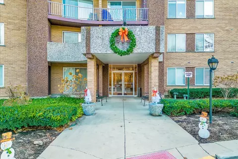 909 E Kenilworth Ave #402, Palatine, IL 60074