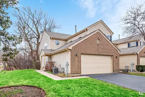 11 King Dr, Streamwood, IL 60107