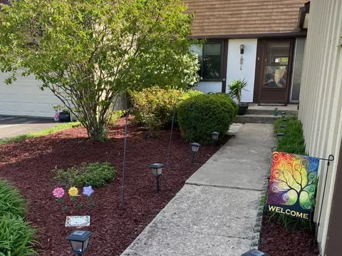 19 Stonehearth Sq, Indian Head Park, IL 60525