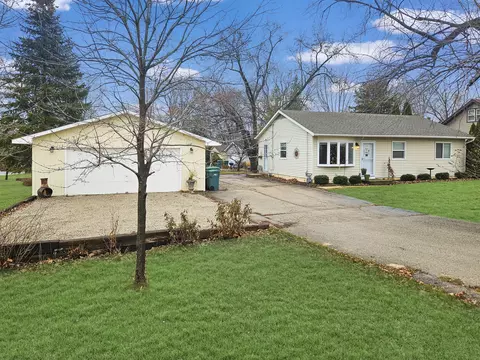 17877 W Gages Lake Rd, Gages Lake, IL 60030