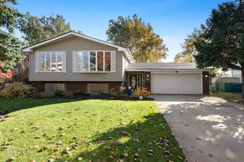 15 W713 Virginia Ln, Elmhurst, IL 60126
