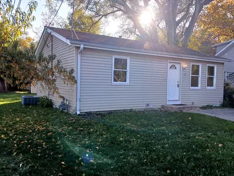 14 John St, Crystal Lake, IL 60014
