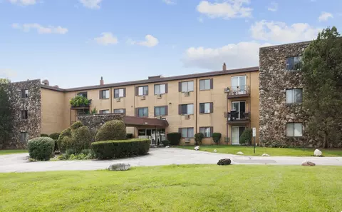 725 W Dempster St #110, Des Plaines, IL 60016