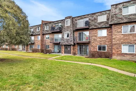 9357 Bay Colony Dr #1S, Des Plaines, IL 60016