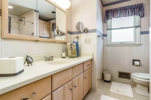 Bath - 4849 Danforth Dr, Rockford, IL 61114 photo 2 of 4