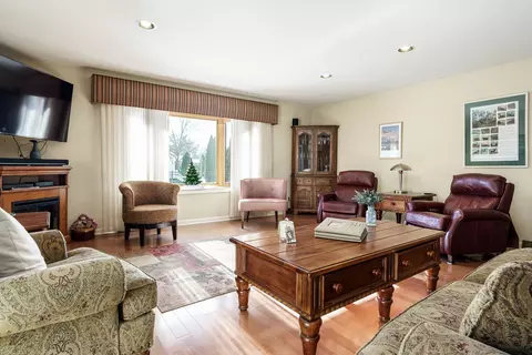 Living - 4849 Danforth Dr, Rockford, IL 61114 photo 3 of 6