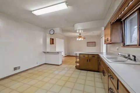 1124 E Division St, Lockport, IL 60441 photo 5