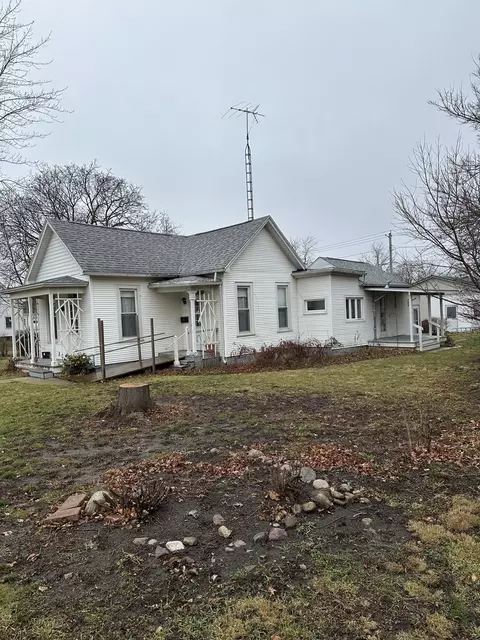 511 W Cedar St, Le Roy, IL 61752 photo 2