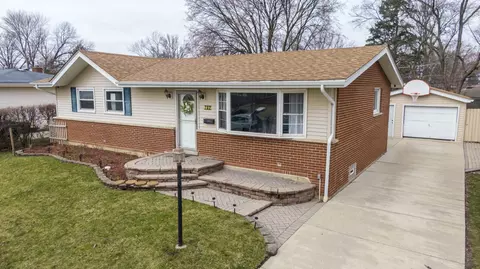 702 E Ironwood Dr, Mount Prospect, IL 60056