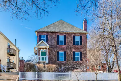 211 S 4th St #2, Saint Charles, IL 60174