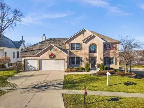 917 W Parkview Dr, South Elgin, IL 60177