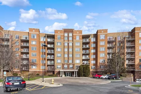 1 N Beacon Pl #209, La Grange, IL 60525