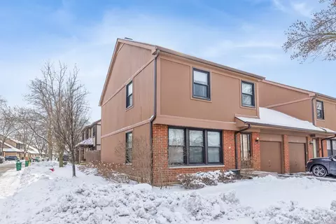 327 Forestway Ln, Wheeling, IL 60090 photo 2