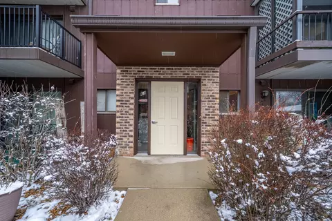 63 W 64th St #204, Westmont, IL 60559