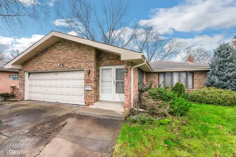 9124 S Tripp Ave, Oak Lawn, IL 60453