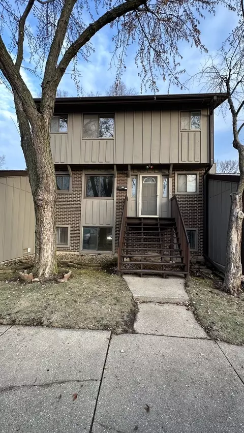 738 Circle Dr, Roselle, IL 60172 photo 1