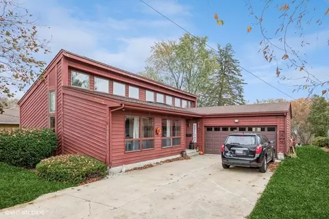 348 N Hill St, Woodstock, IL 60098