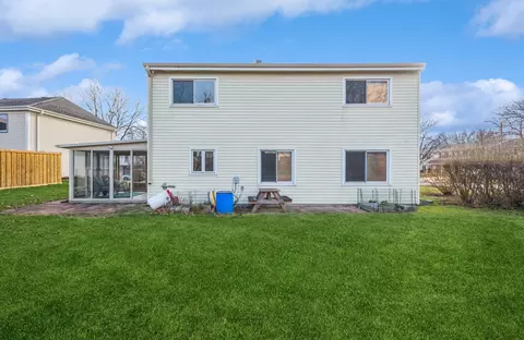 1200 Singleton Dr, Roselle, IL 60172 photo 2