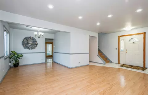 1200 Singleton Dr, Roselle, IL 60172 photo 4