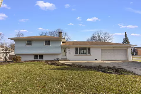 910 Magnolia Ln, Naperville, IL 60540