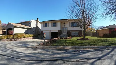 911 Kalamazoo Ct, Carol Stream, IL 60188