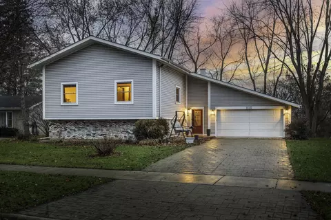 1119 Hidden Spring Dr, Naperville, IL 60540