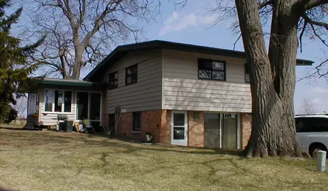 410 E Oak St, Downs, IL 61736