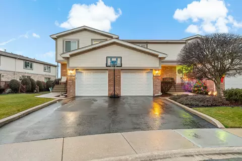 15948 Blackwater Ct, Tinley Park, IL 60477