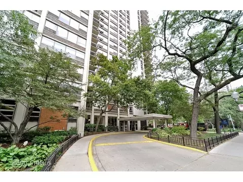 1255 N Sandburg Ter #610, Chicago, IL 60610