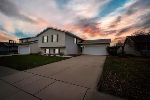 2813 Rocksbury Dr, Bloomington, IL 61705