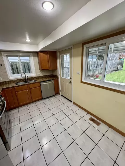 845 Beau Dr, Des Plaines, IL 60016 photo 9