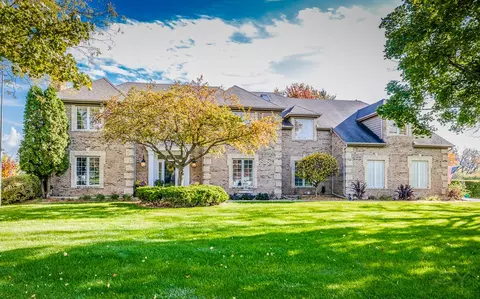 6619 Oakwood Manor Dr, Crystal Lake, IL 60012