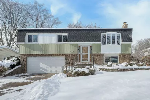 2224 Kingston Dr, Wheaton, IL 60189