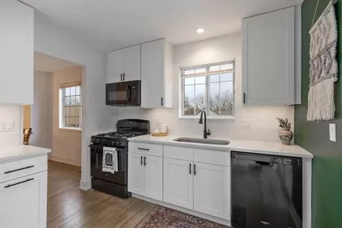 77 Pine Cir, Cary, IL 60013 photo 5