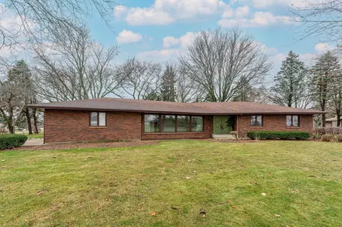 1118 Castlehill Dr, Rockford, IL 61107