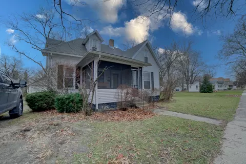 439 E Cherry St, Watseka, IL 60970