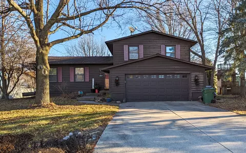 904 S Trailside Dr, Mahomet, IL 61853