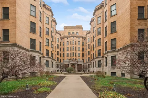 550 W Surf St #212, Chicago, IL 60657
