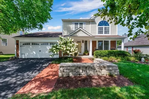 866 Royal Glen Dr, Cary, IL 60013