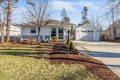 35 Evergreen Ln, Carpentersville, IL 60110