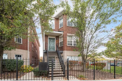 671 W Division St #1A, Chicago, IL 60610