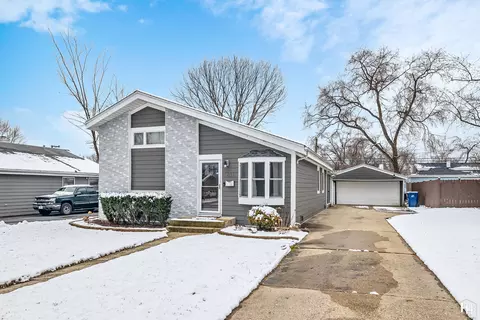 631 W James St, Villa Park, IL 60181