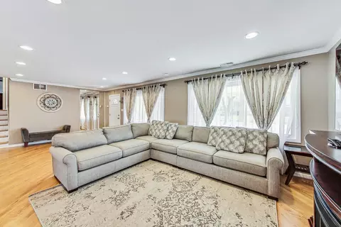 470 Audubon St, Hoffman Estates, IL 60169 photo 4