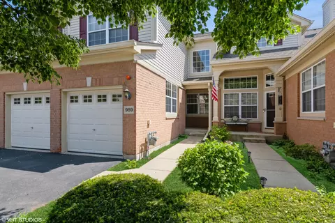 989 Orchard Pond Ct, Lake Zurich, IL 60047