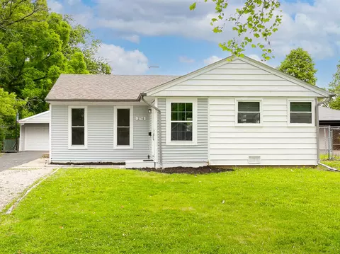 2710 Hawk Ln, Rolling Meadows, IL 60008 photo 2